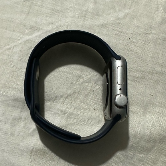 Apple Watch SE - Picture 2 of 3